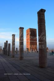 Image du Maroc Professionnelle de  Le Minaret et quelques colonnes de la mosquée (Tour Hassan) qui fît construite à la fin du XIIe siècle par le Sultan Yacoub el Mansour (dynastie Almohade) désireux de construire la plus grande mosquée du monde doté de 400 colonnes, la construction n’a pas été achevé suite à la mort du sultan en 1199, La tour Hassan est le symbole de Rabat son esplanade abrite le Mausolée Mohammed V de Rabat, Jeudi 15 Février 2007. (Photo / Abdeljalil Bounhar)